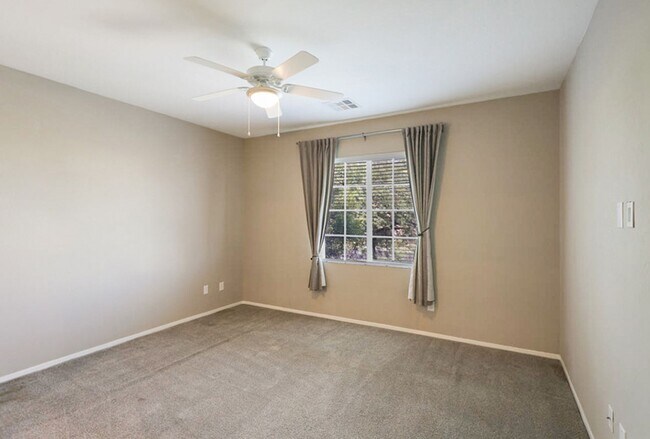Building Photo - Beautiful Mountains Edge 3 Bedroom Townhome