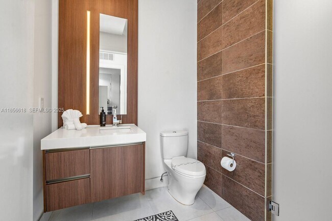 Building Photo - 310 SE 11th Ave