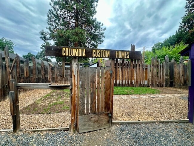 Building Photo - Great one bedroom unit in mid-town!  A must see!