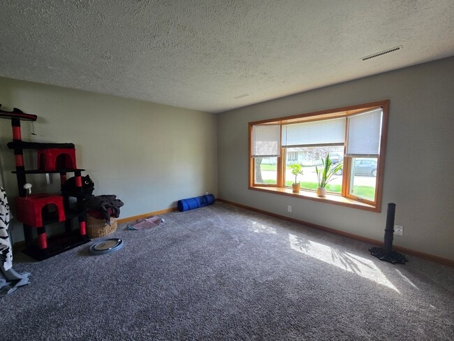 Building Photo - 2 Bedroom Home in Bloomington!
