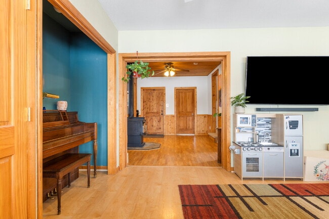 Building Photo - Spacious 4-Bedroom Home in the Heart of Sh...