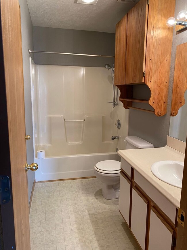 Building Photo - Duplex For Rent! Valley NE