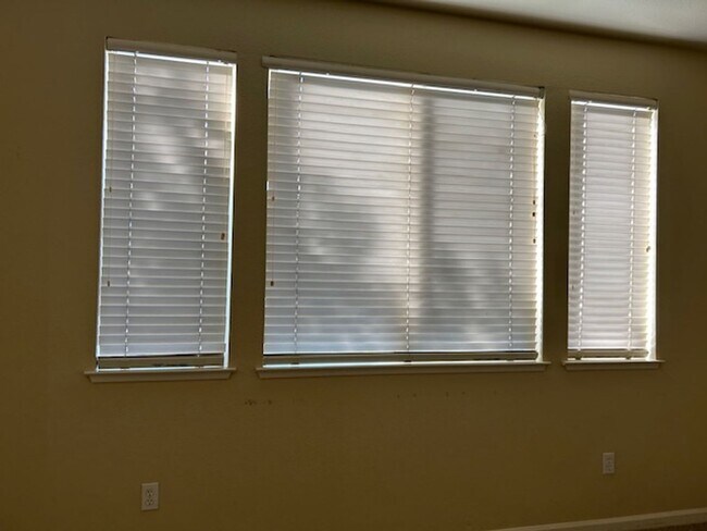 Building Photo - Spacious 4 bedroom, 2.5 Bathroom Available...