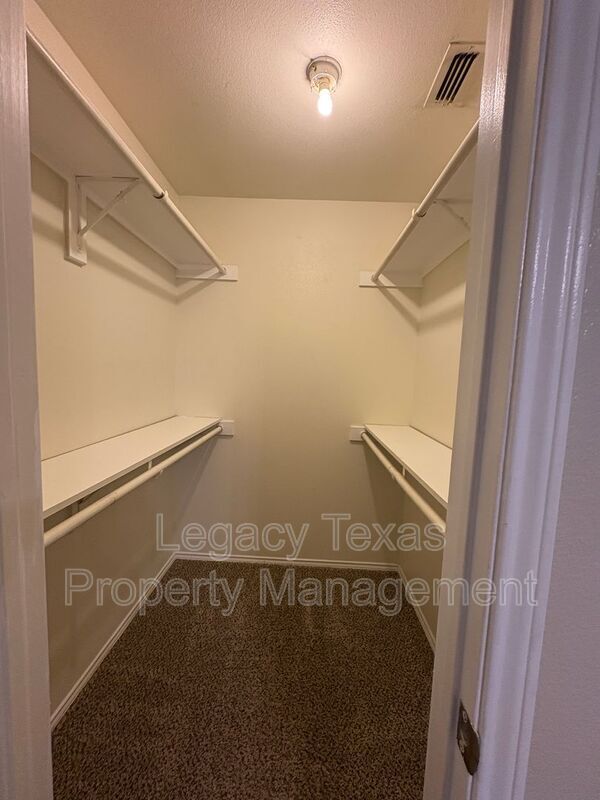 Building Photo - 641 Woodard Ave