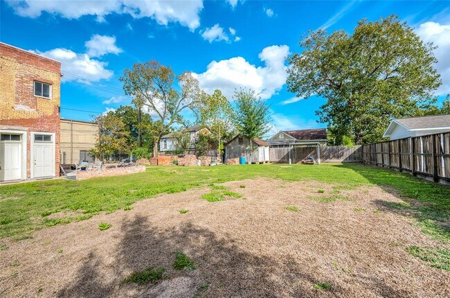 Building Photo - 2020 Hardy St