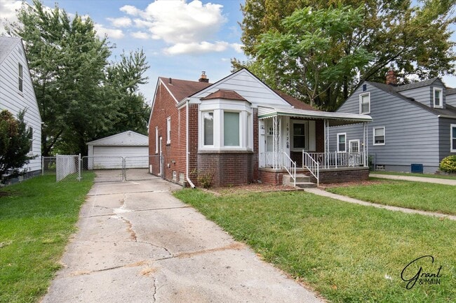 Building Photo - $1,100/month - 2 Bed 1 Bath in Harper Woods