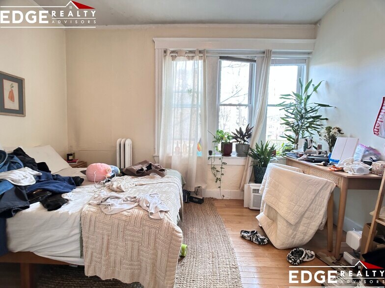 Building Photo - 62 Egmont St