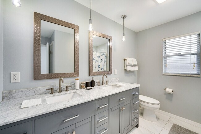 Building Photo - 8644 Sandberry Blvd