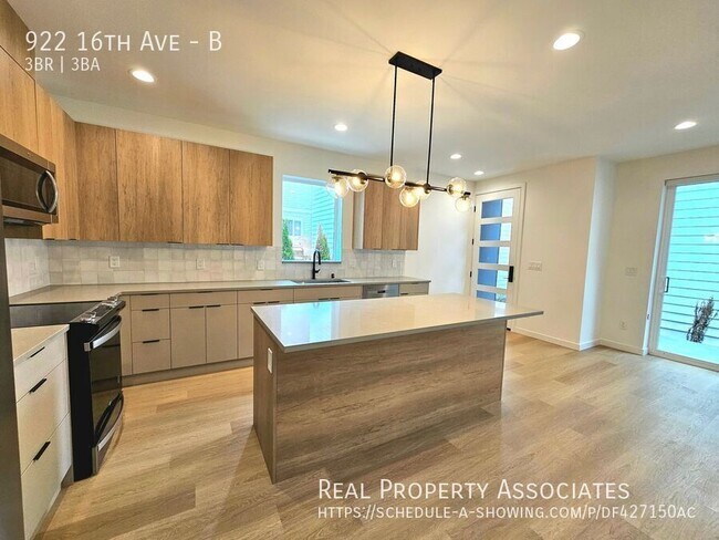 Building Photo - 922 16th Ave