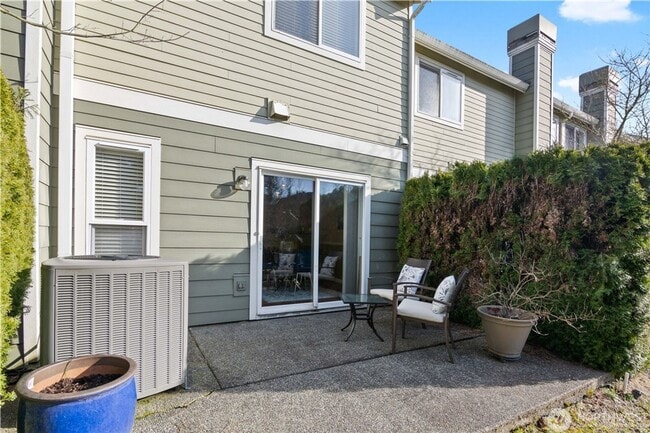 Building Photo - Town house available in desirable woodinville