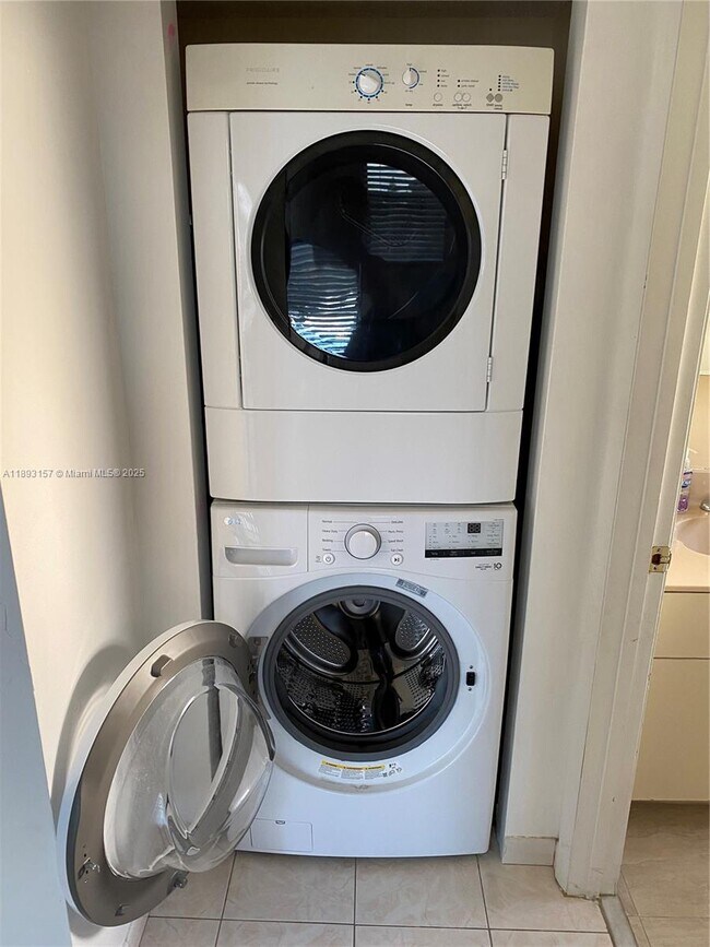 Building Photo - 1900 Diana Dr