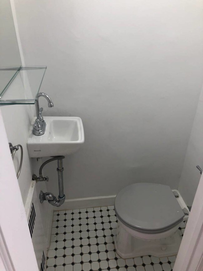 Building Photo - 166 Langham St