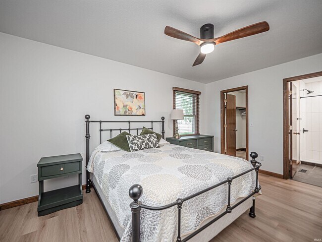 Building Photo - 6166 River Bluff Dr