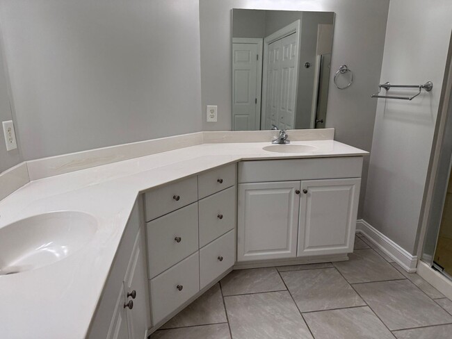 Building Photo - 2 bedroom, 2 bathroom