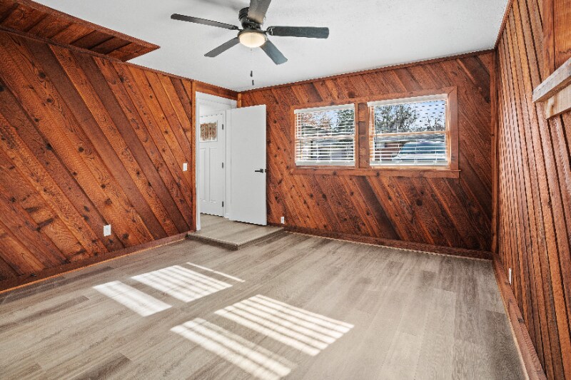 Building Photo - 513 Manor Dr