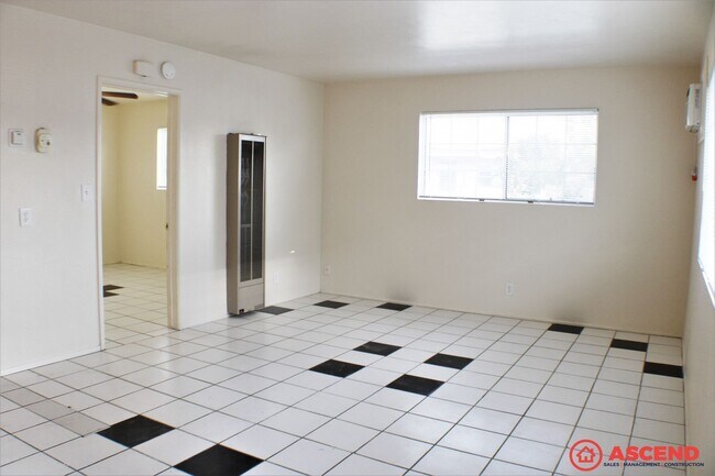 Building Photo - 1-bedroom apartment with vintage charm!