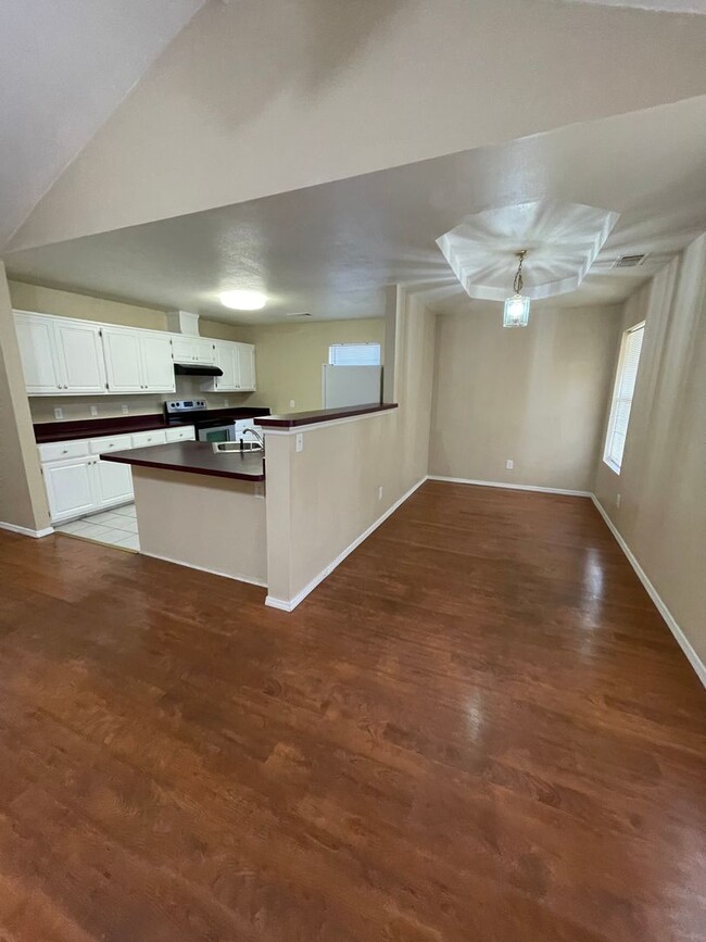 Building Photo - Comfortable Living: 3 Bed 2 Bath Home For ...