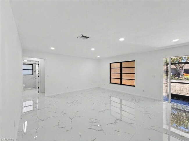 Building Photo - 2101 Hibiscus Rd