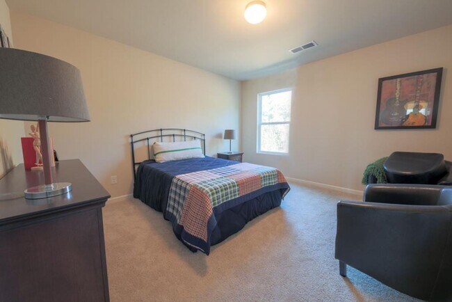 Building Photo - 5036 Vine Ln