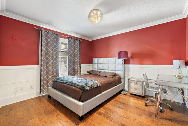 Building Photo - 542 N Cypress Dr