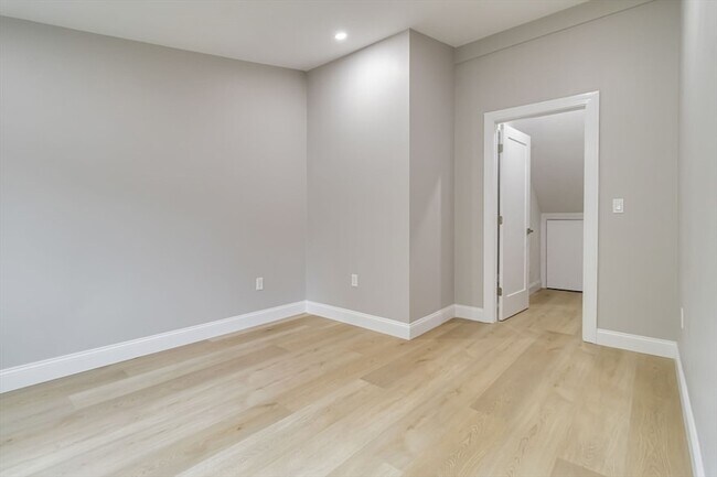 Building Photo - 192 Main St