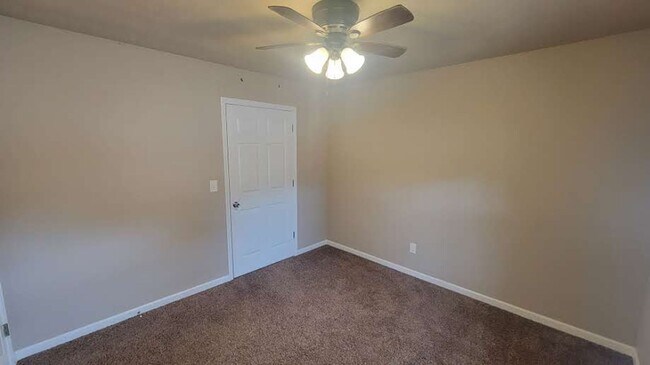 Building Photo - 3/1 Apartment in Batesville • Water Included • Commutable