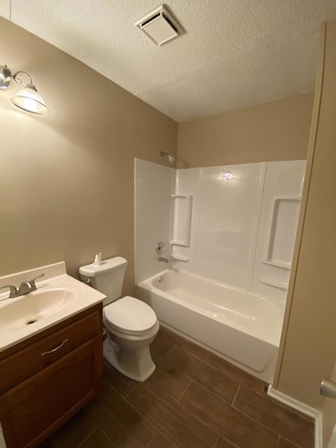 Building Photo - 4253 Brighton Dr