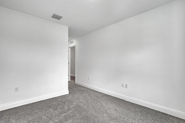 Building Photo - 105 SE Birch Ter