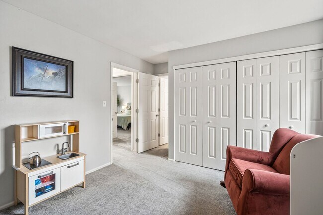 Building Photo - Spacious 3 Bedroom Townhouse-Style Condo N...