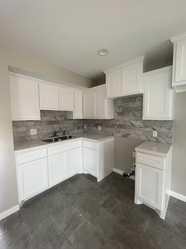 Building Photo - Beautifully Renovated 2 Bedroom Home for Lease