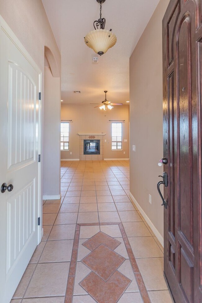 Building Photo - 3 bed 2 bath beautiful home!