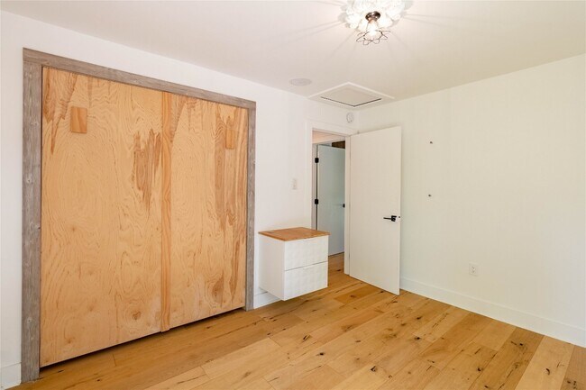 Building Photo - 1423 Broadmoor Dr