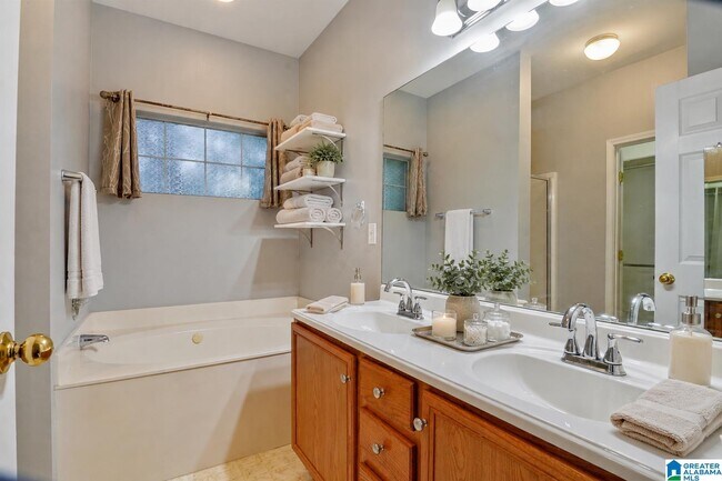 Building Photo - 560 Summit Cir