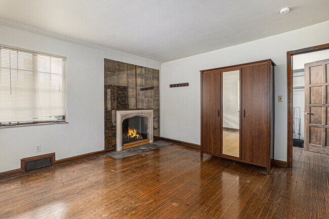 Building Photo - 608 W Washington St