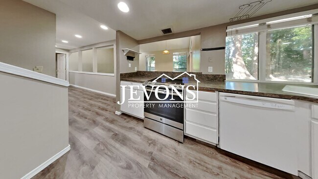 Building Photo - Charming 3-bedroom single-family home with...