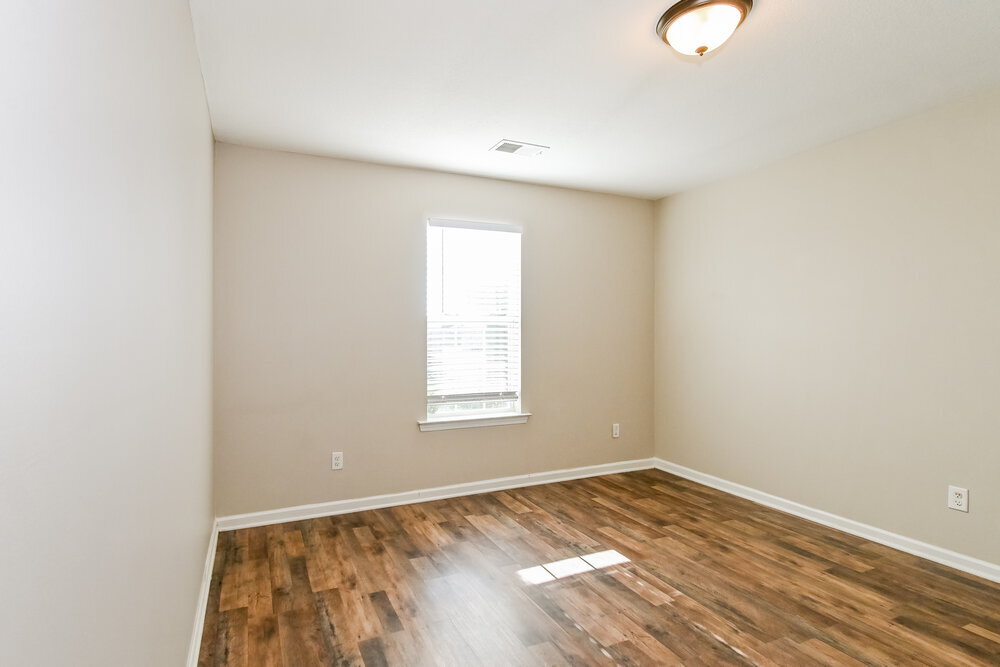 Building Photo - 8873 Lezlarken Ln