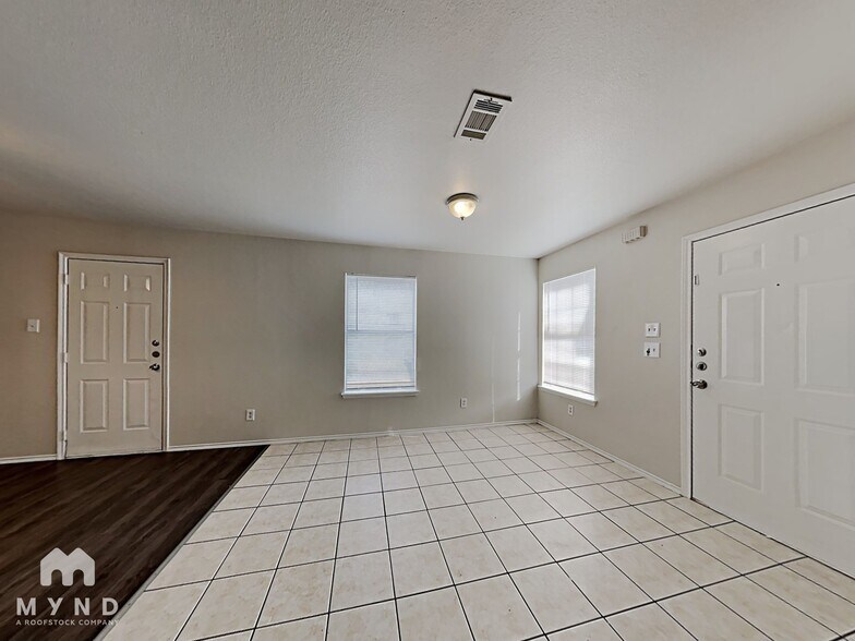 Building Photo - 314 Queens Ct N