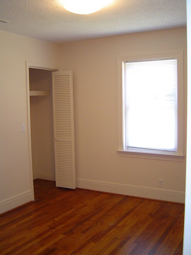 Building Photo - Spacious 3 Bedroom House in Byrnes Down!
