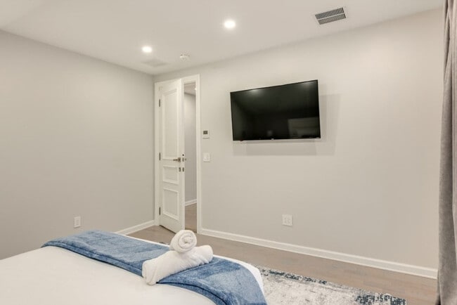 Building Photo - 2135 Rosemont Dr