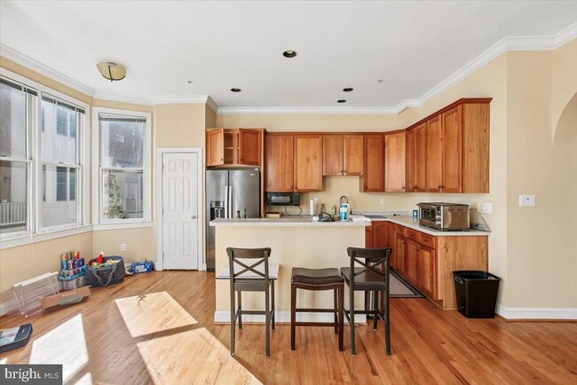 Building Photo - 1053 N Stuart St