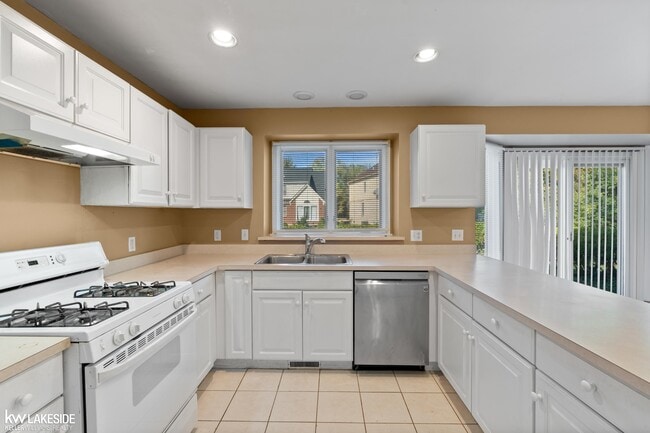 Building Photo - 2199 Edgestone Dr