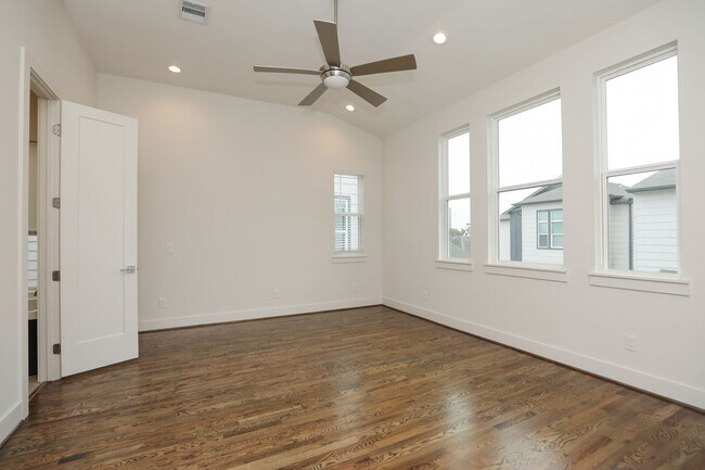 Building Photo - 1537 W 24th St