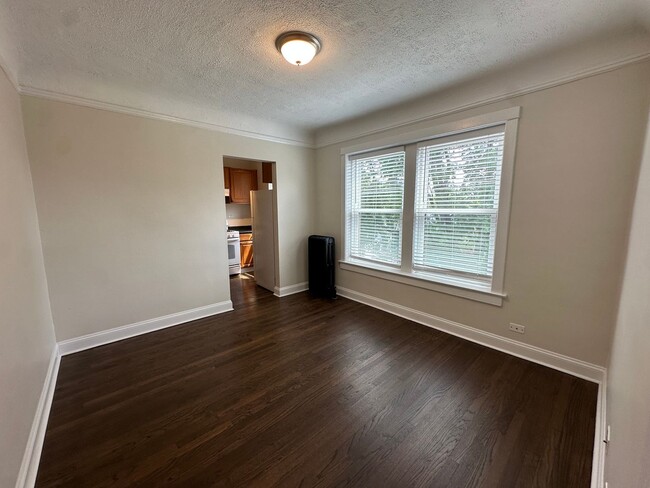 Building Photo - 1377 W Greenleaf Ave