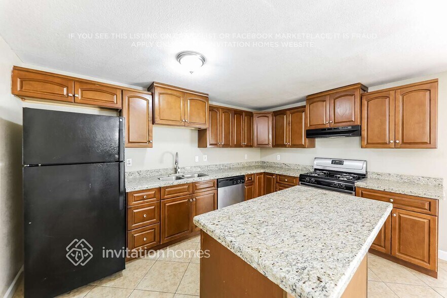 Building Photo - 3643 E Surrey Ave