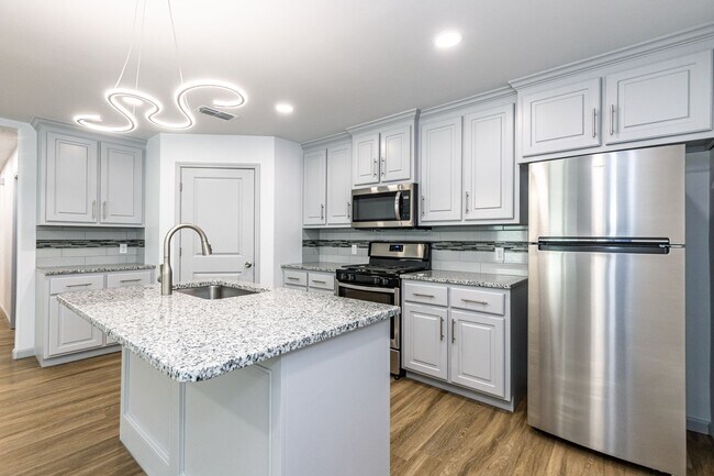 Building Photo - Move In Special On This Luxurious Townhome...