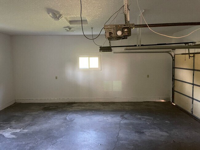 Building Photo - Raised Ranch with a 2 car attached garage in PV Schools