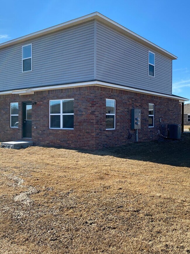Building Photo - AVAILABLE TODAY! — Comfort & Style -  3 Bed, 2.5 Bath Duplex in Lawlis Ranch