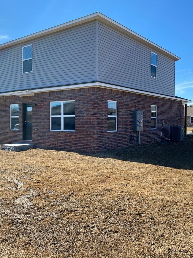 Building Photo - NOW PRELEASING! Three Bedroom | Two and a Half Bathroom Duplex in Lawlis Ranch