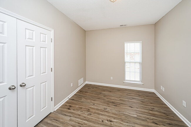 Building Photo - 691 Classic Dr S