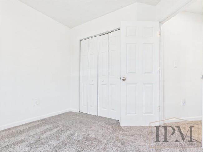Building Photo - Newly Renovated!  3 bedrooms, 2 full baths...